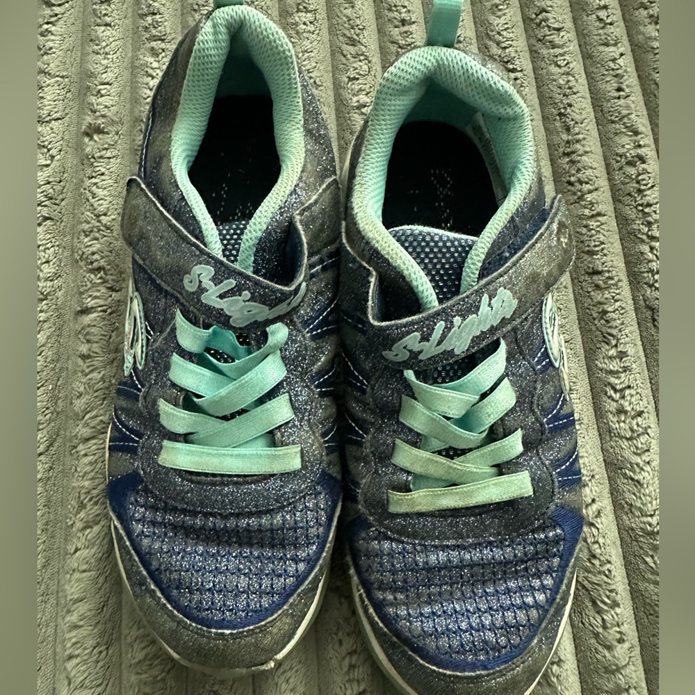 **FINAL CLEARANCE** Skechers w/ Light Up Soles. Size 2 1/2. Worn Condition